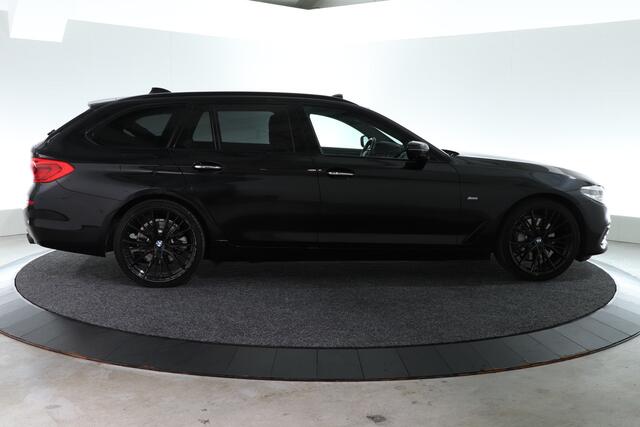 BMW 5-SERIE Touring 530i xDrive Sport-Line | SCHUIF-KANTEL | TREKHAAK | VEEL LUXE |