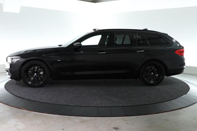 BMW 5-SERIE Touring 530i xDrive Sport-Line | SCHUIF-KANTEL | TREKHAAK | VEEL LUXE |