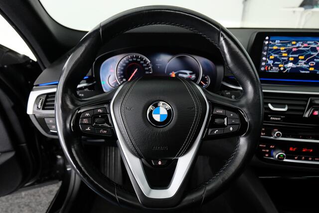 BMW 5-SERIE Touring 530i xDrive Sport-Line | SCHUIF-KANTEL | TREKHAAK | VEEL LUXE |