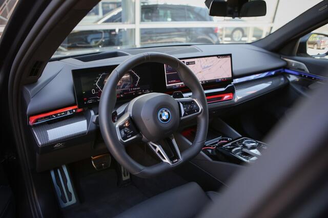 BMW 5-SERIE 550e xDrive | 500PK | Sfeerverlichting | Pano | Carplay |