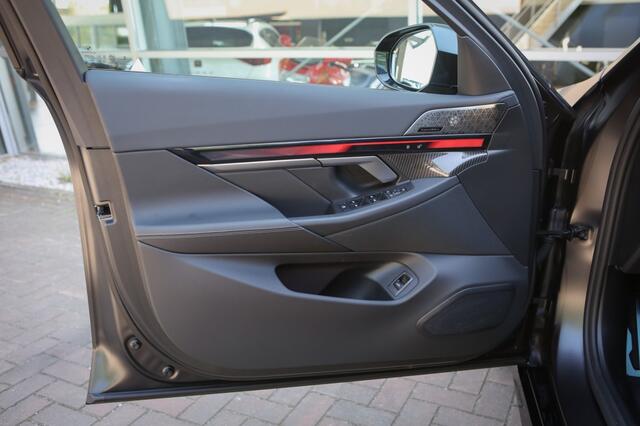 BMW 5-SERIE 550e xDrive | 500PK | Sfeerverlichting | Pano | Carplay |