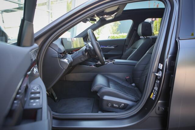 BMW 5-SERIE 550e xDrive | 500PK | Sfeerverlichting | Pano | Carplay |