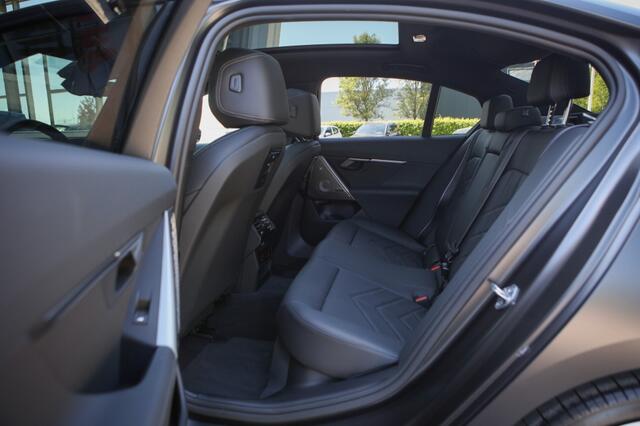 BMW 5-SERIE 550e xDrive | 500PK | Sfeerverlichting | Pano | Carplay |
