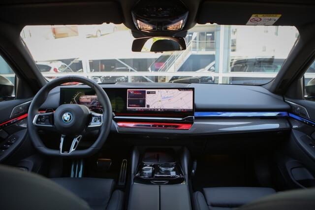 BMW 5-SERIE 550e xDrive | 500PK | Sfeerverlichting | Pano | Carplay |