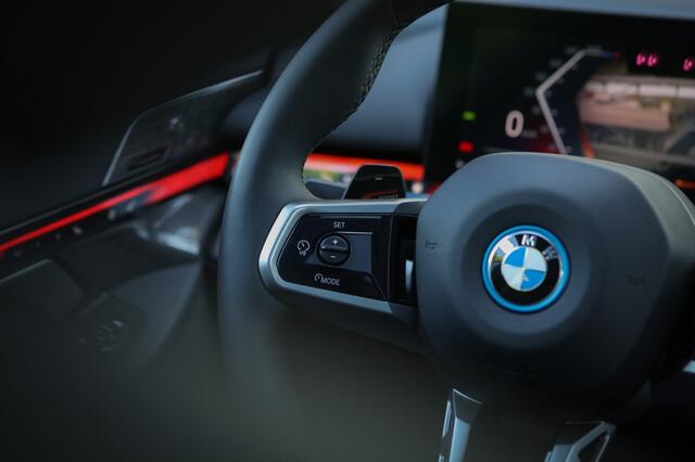 BMW 5-SERIE 550e xDrive | 500PK | Sfeerverlichting | Pano | Carplay |