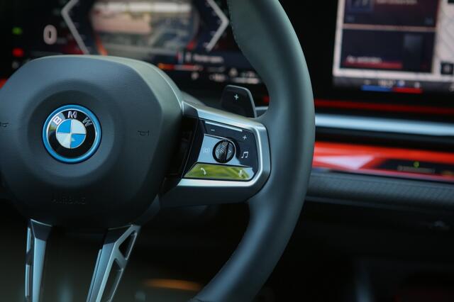 BMW 5-SERIE 550e xDrive | 500PK | Sfeerverlichting | Pano | Carplay |
