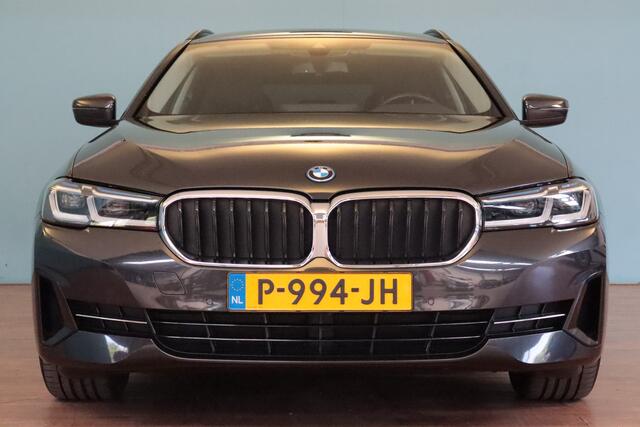BMW 5-SERIE Touring 520e Business Edition Plus | NAVI | PDC V+A | LEER | ELEKTR STOEL+KLEP | TREKHAAK INKL |