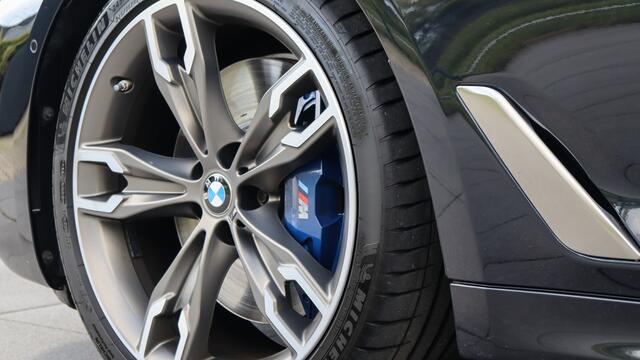 BMW 5-SERIE M550i xDrive High Executive | Massage | Bowers & Wilkins | Schuifdak | Head-up | M Onderstel Professional | Stoelventilatie