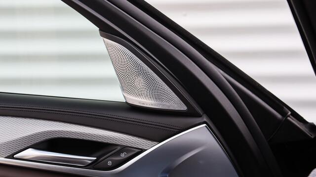 BMW 5-SERIE M550i xDrive High Executive | Massage | Bowers & Wilkins | Schuifdak | Head-up | M Onderstel Professional | Stoelventilatie