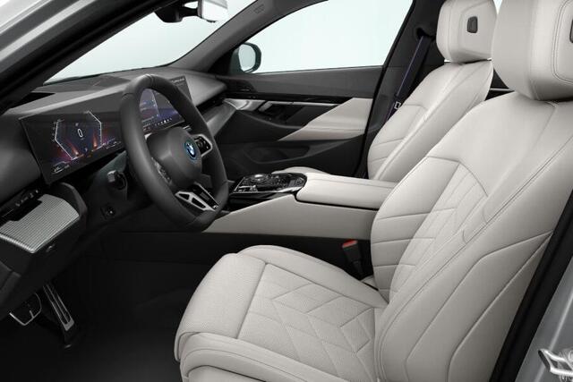 BMW 5-SERIE Sedan 550e xDrive Innovation Pack M Sportpakket Pro Aut. - Verwacht: Mei 2025