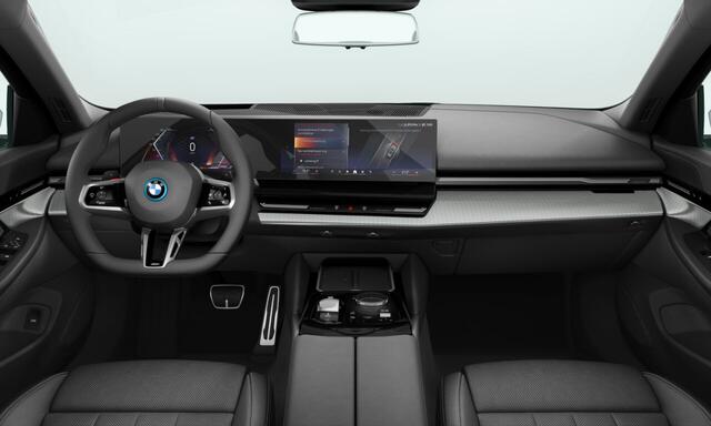 BMW 5-SERIE Touring 530e M-Sport | 20'' | Panorama. | Park. + Driv. Plus | Head-Up | Trekhaak | Stuur + stoelverw.