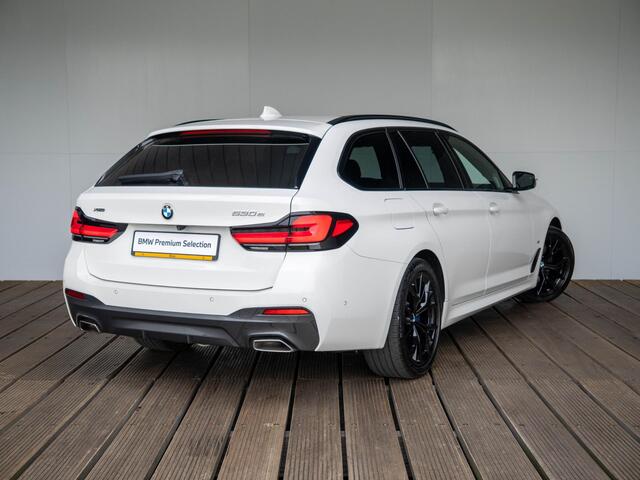 BMW 5-SERIE Touring 530e xDrive | M Sportpakket | Innovatiepakket | Verwarmd Stuurwiel | Comfort Access | Panoramadak | Stoelverwarming | Head-Up Display | Harman Kardon | 18''