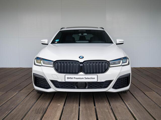 BMW 5-SERIE Touring 530e xDrive | M Sportpakket | Innovatiepakket | Verwarmd Stuurwiel | Comfort Access | Panoramadak | Stoelverwarming | Head-Up Display | Harman Kardon | 18''
