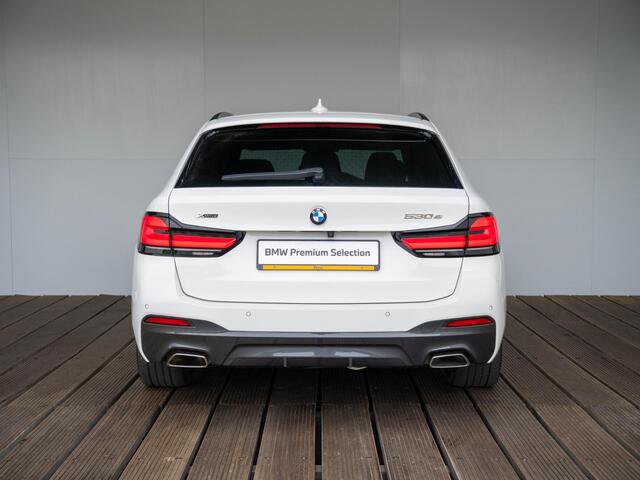 BMW 5-SERIE Touring 530e xDrive | M Sportpakket | Innovatiepakket | Verwarmd Stuurwiel | Comfort Access | Panoramadak | Stoelverwarming | Head-Up Display | Harman Kardon | 18''