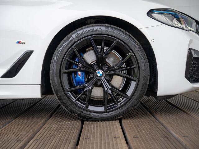 BMW 5-SERIE Touring 530e xDrive | M Sportpakket | Innovatiepakket | Verwarmd Stuurwiel | Comfort Access | Panoramadak | Stoelverwarming | Head-Up Display | Harman Kardon | 18''