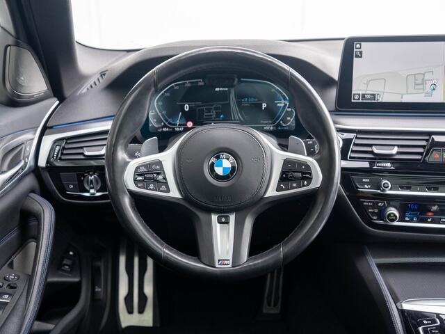 BMW 5-SERIE Touring 530e xDrive | M Sportpakket | Innovatiepakket | Verwarmd Stuurwiel | Comfort Access | Panoramadak | Stoelverwarming | Head-Up Display | Harman Kardon | 18''
