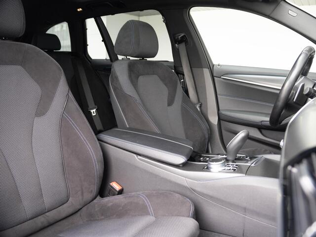 BMW 5-SERIE Touring 530e xDrive | M Sportpakket | Innovatiepakket | Verwarmd Stuurwiel | Comfort Access | Panoramadak | Stoelverwarming | Head-Up Display | Harman Kardon | 18''