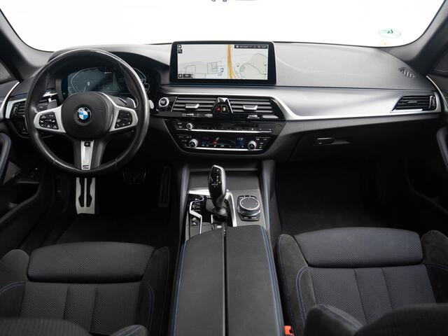 BMW 5-SERIE Touring 530e xDrive | M Sportpakket | Innovatiepakket | Verwarmd Stuurwiel | Comfort Access | Panoramadak | Stoelverwarming | Head-Up Display | Harman Kardon | 18''