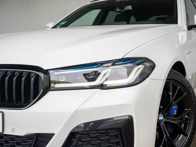 BMW 5-SERIE Touring 530e xDrive | M Sportpakket | Innovatiepakket | Verwarmd Stuurwiel | Comfort Access | Panoramadak | Stoelverwarming | Head-Up Display | Harman Kardon | 18''