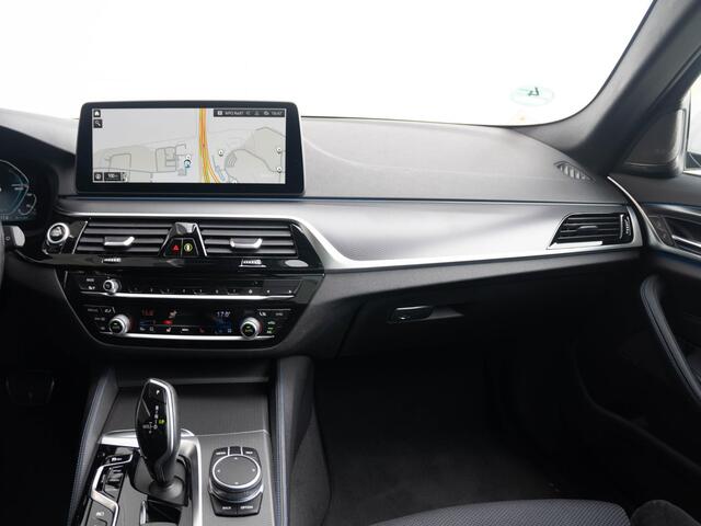 BMW 5-SERIE Touring 530e xDrive | M Sportpakket | Innovatiepakket | Verwarmd Stuurwiel | Comfort Access | Panoramadak | Stoelverwarming | Head-Up Display | Harman Kardon | 18''
