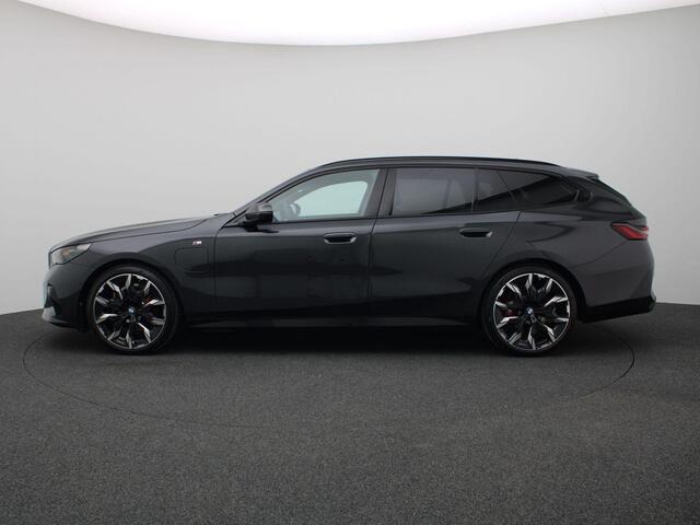 BMW 5-SERIE Touring 530e M Sport Edition 299PK AUT. Panoramadak, Keyless, Adaptieve Cruise, Memorystoel, Head-Up Display, Elektr. Achterklep, Stoelverwarming+Koeling, Stuurverwarming, Volleder, Trekhaak, 21" LM Velgen
