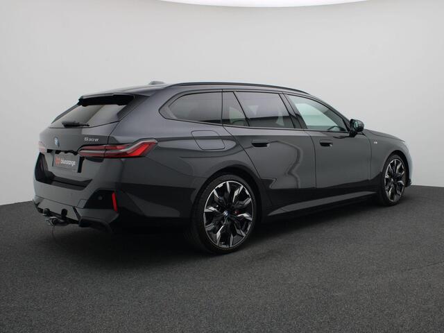 BMW 5-SERIE Touring 530e M Sport Edition 299PK AUT. Panoramadak, Keyless, Adaptieve Cruise, Memorystoel, Head-Up Display, Elektr. Achterklep, Stoelverwarming+Koeling, Stuurverwarming, Volleder, Trekhaak, 21" LM Velgen