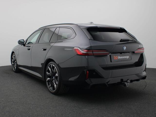 BMW 5-SERIE Touring 530e M Sport Edition 299PK AUT. Panoramadak, Keyless, Adaptieve Cruise, Memorystoel, Head-Up Display, Elektr. Achterklep, Stoelverwarming+Koeling, Stuurverwarming, Volleder, Trekhaak, 21" LM Velgen