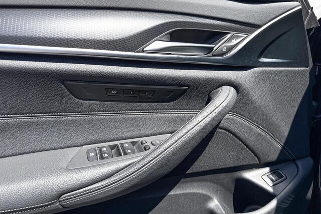 BMW 5-SERIE Touring 530i M-Sport | High Executive | Trekhaak | Panoramadak | Adaptief onderstel