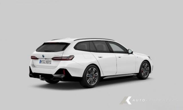 BMW 5-SERIE 530e M Sport Pro | Shadow | Harman/Kardon | Driving Ass. Plus | Trekhaak | Iconic Glow | 19' Inch |