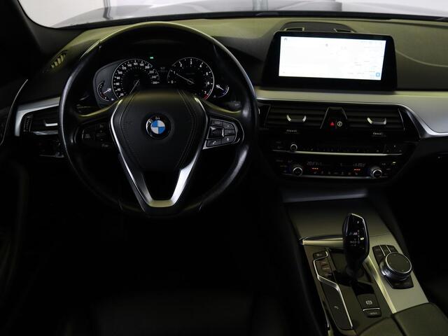 BMW 5-SERIE 520i High Executive | Trekhaak | Leder | Cruise Control | Navigatie | Stoelverwarming | LED | LMV 20