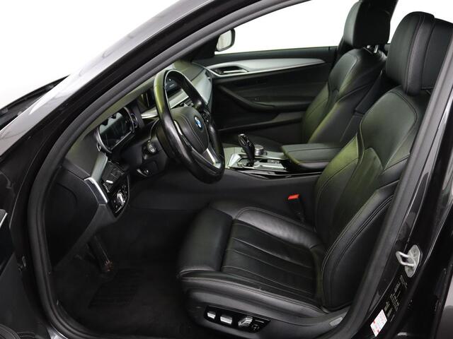 BMW 5-SERIE 520i High Executive | Trekhaak | Leder | Cruise Control | Navigatie | Stoelverwarming | LED | LMV 20