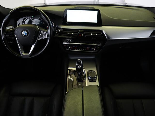 BMW 5-SERIE 520i High Executive | Trekhaak | Leder | Cruise Control | Navigatie | Stoelverwarming | LED | LMV 20