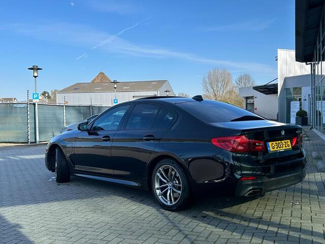 BMW 5-SERIE 530e iPerformance eDrive Ed. M Sport / Schuifdak / Camera / Leder / Head-up / 18'' / Virtual Cockpit / Stoelverwarming / DAB / Cruise Control