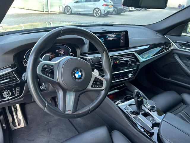 BMW 5-SERIE 530e iPerformance eDrive Ed. M Sport / Schuifdak / Camera / Leder / Head-up / 18'' / Virtual Cockpit / Stoelverwarming / DAB / Cruise Control