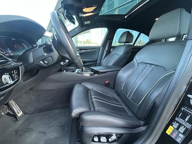 BMW 5-SERIE 530e iPerformance eDrive Ed. M Sport / Schuifdak / Camera / Leder / Head-up / 18'' / Virtual Cockpit / Stoelverwarming / DAB / Cruise Control