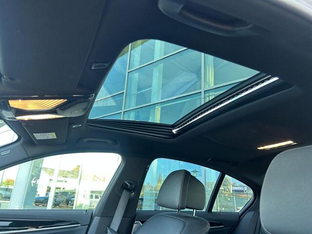 BMW 5-SERIE 530e iPerformance eDrive Ed. M Sport / Schuifdak / Camera / Leder / Head-up / 18'' / Virtual Cockpit / Stoelverwarming / DAB / Cruise Control