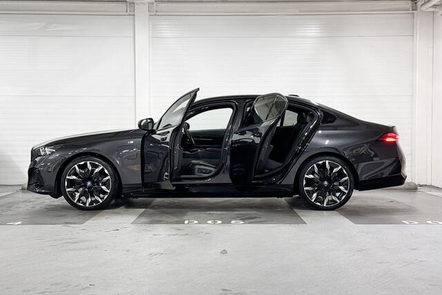 BMW 5-SERIE Sedan 530e | M-Sport Pro | Travel Pack | Innovation Pack | Comfort Pack | Driving Assistant Professional | Bowers&Wilkins | Comfort Access