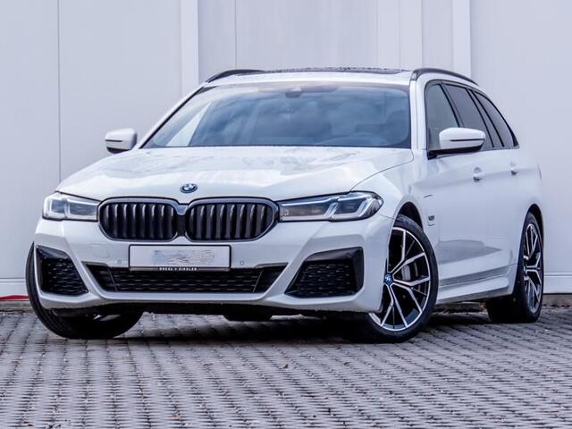 BMW 5-SERIE Touring 530e xDrive M-SPORT ** LASER, LEDER, PANORAMA, TREKH, HuD, H&K Sound, 19-inch LMV ** ¤ 39.900,= onder NP - Ex-BMW AG ** ** INFORMEER OOK NAAR ONZE AANTREKKELIJKE FINANCIAL-LEASE TARIEVEN **