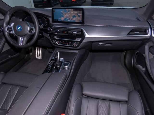 BMW 5-SERIE Touring 530e xDrive M-SPORT ** LASER, LEDER, PANORAMA, TREKH, HuD, H&K Sound, 19-inch LMV ** ¤ 39.900,= onder NP - Ex-BMW AG ** ** INFORMEER OOK NAAR ONZE AANTREKKELIJKE FINANCIAL-LEASE TARIEVEN **