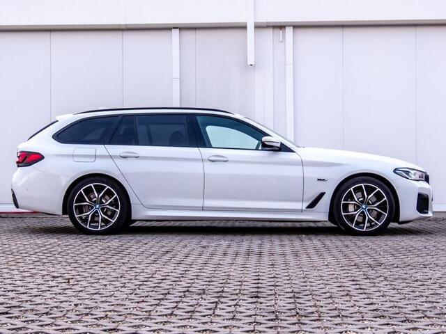 BMW 5-SERIE Touring 530e xDrive M-SPORT ** LASER, LEDER, PANORAMA, TREKH, HuD, H&K Sound, 19-inch LMV ** ¤ 39.900,= onder NP - Ex-BMW AG ** ** INFORMEER OOK NAAR ONZE AANTREKKELIJKE FINANCIAL-LEASE TARIEVEN **