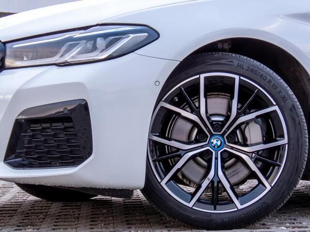 BMW 5-SERIE Touring 530e xDrive M-SPORT ** LASER, LEDER, PANORAMA, TREKH, HuD, H&K Sound, 19-inch LMV ** ¤ 39.900,= onder NP - Ex-BMW AG ** ** INFORMEER OOK NAAR ONZE AANTREKKELIJKE FINANCIAL-LEASE TARIEVEN **