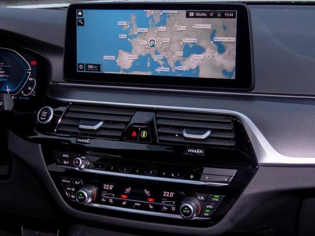 BMW 5-SERIE Touring 530e xDrive M-SPORT ** LASER, LEDER, PANORAMA, TREKH, HuD, H&K Sound, 19-inch LMV ** ¤ 39.900,= onder NP - Ex-BMW AG ** ** INFORMEER OOK NAAR ONZE AANTREKKELIJKE FINANCIAL-LEASE TARIEVEN **