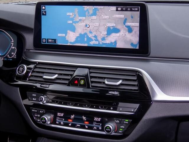 BMW 5-SERIE Touring 530e xDrive M-SPORT ** LASER, LEDER, PANORAMA, TREKH, HuD, HiFi, 19-inch LMV ** ¤ 37.700,= onder NP - Ex-BMW AG ** ** INFORMEER OOK NAAR ONZE AANTREKKELIJKE FINANCIAL-LEASE TARIEVEN **