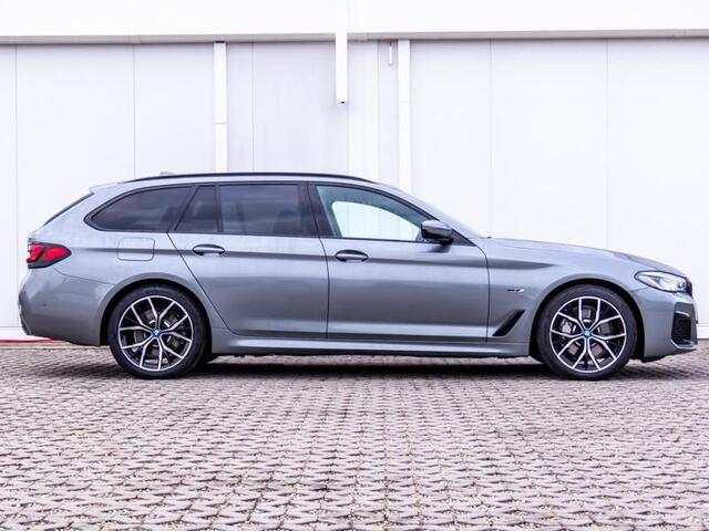 BMW 5-SERIE Touring 530e xDrive M-SPORT ** LASER, LEDER, PANORAMA, TREKH, HuD, HiFi, 19-inch LMV ** ¤ 37.700,= onder NP - Ex-BMW AG ** ** INFORMEER OOK NAAR ONZE AANTREKKELIJKE FINANCIAL-LEASE TARIEVEN **