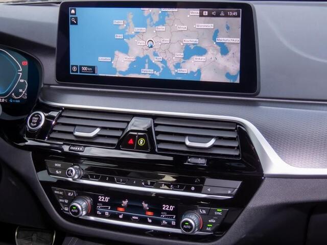 BMW 5-SERIE Touring 530e xDrive M-SPORT ** LASER, LEDER, PANORAMA, CARBON SCHWARZ, HuD, HiFi, 19-inch LMV ** ¤ 37.700,= onder NP - Ex-BMW AG ** ** INFORMEER OOK NAAR ONZE AANTREKKELIJKE FINANCIAL-LEASE TARIEVEN **