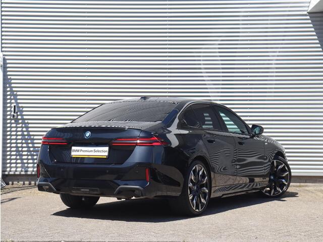 BMW 5-SERIE Sedan 530e | M Sportpakket Pro | Driving Assistant Prof. | Panodak | Trekhaak | Head-Up | Bowers & Wilkins | Travel Pack | Stoelventilatie | 21'' LMV