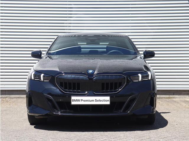 BMW 5-SERIE Sedan 530e | M Sportpakket Pro | Driving Assistant Prof. | Panodak | Trekhaak | Head-Up | Bowers & Wilkins | Travel Pack | Stoelventilatie | 21'' LMV