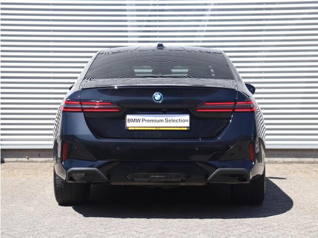 BMW 5-SERIE Sedan 530e | M Sportpakket Pro | Driving Assistant Prof. | Panodak | Trekhaak | Head-Up | Bowers & Wilkins | Travel Pack | Stoelventilatie | 21'' LMV