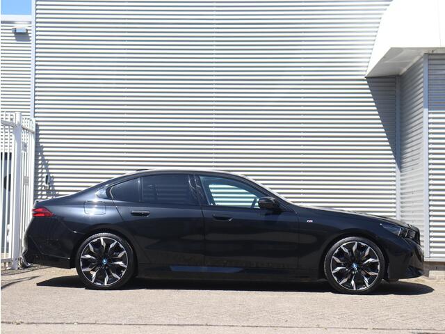 BMW 5-SERIE Sedan 530e | M Sportpakket Pro | Driving Assistant Prof. | Panodak | Trekhaak | Head-Up | Bowers & Wilkins | Travel Pack | Stoelventilatie | 21'' LMV