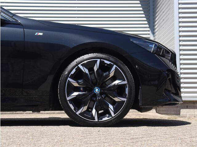 BMW 5-SERIE Sedan 530e | M Sportpakket Pro | Driving Assistant Prof. | Panodak | Trekhaak | Head-Up | Bowers & Wilkins | Travel Pack | Stoelventilatie | 21'' LMV